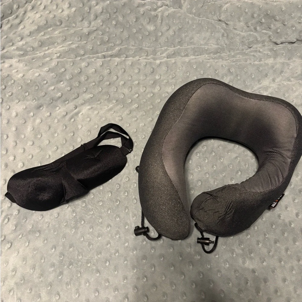 NWT MLVOC memory foam travel pillow, carrying case and eye cover - Picture 7 of 8
